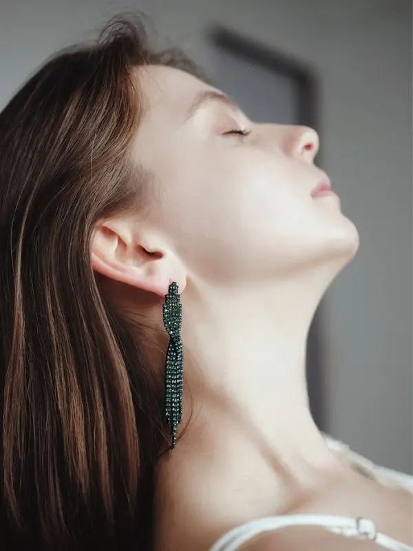 Серьги висячие со стразами &laquo;Маскарад&raquo;, икс, зелёные, 9 см