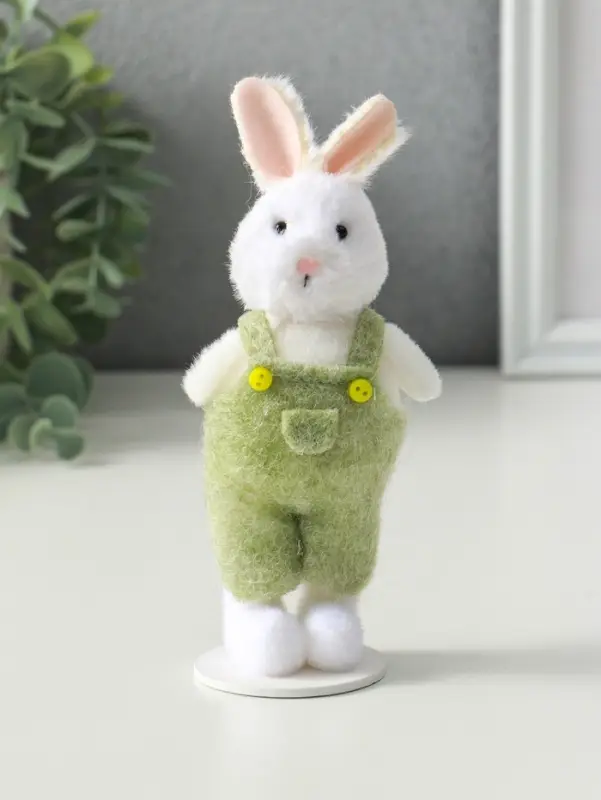 Сувенир  "Белый зайчик в зелёном комбинезоне" 4х6х15 см