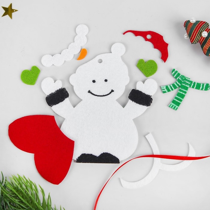 Набор для творчества - создай ёлочное украшение из фетра «Снеговик в шапочке» Набор для творчества - создай ёлочное украшение из фетра «Снеговик в шапочке»