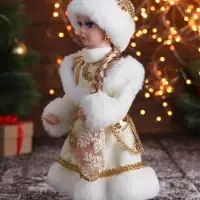 Снегурочка под ёлку &laquo;Зимнее волшебство. В пышной шубке&raquo; с золотистыми украшениями, 30 см