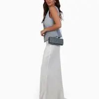 Сумка-клатч женская вечерняя на магните, на длинной цепочке, блестящая, серебристая