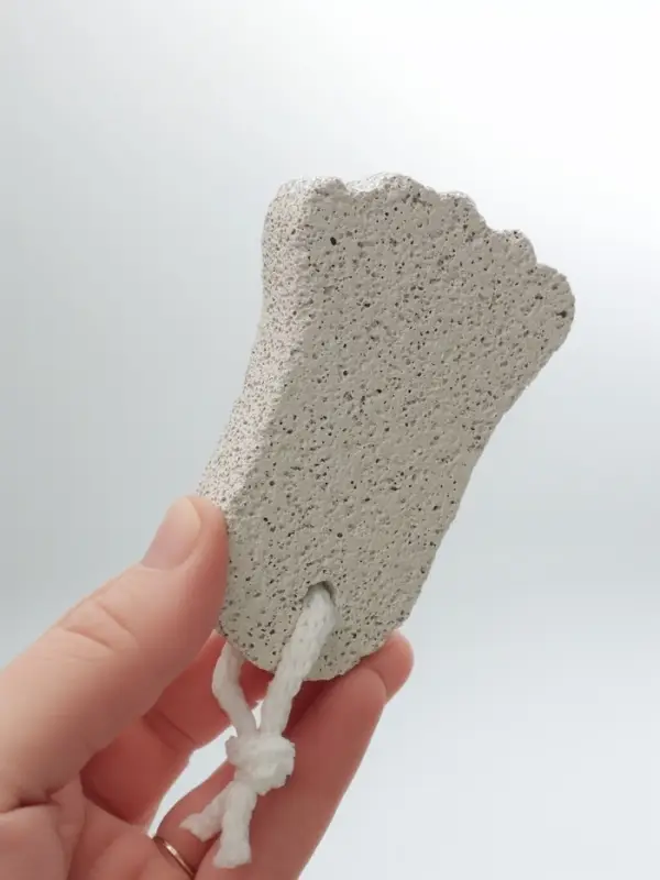 Пемза для педикюра «Ступня», с подвесом, 9×6 см, в коробке, белая