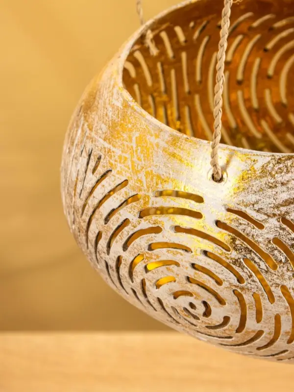 Подсвечник подвесной из кокоса, 13-16 см, бело-золотой Подсвечник подвесной из кокоса, 13-16 см, бело-золотой