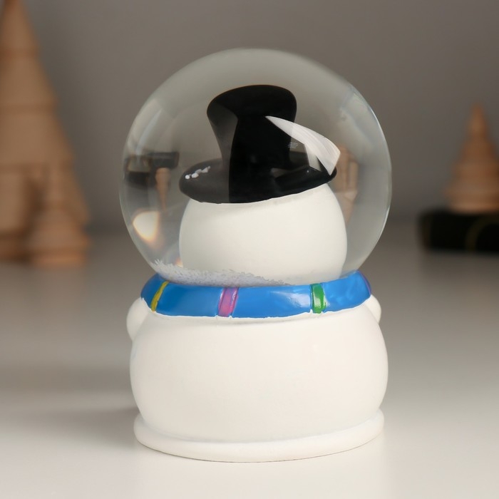 Сувенир полистоун водяной шар свет Сувенир полистоун водяной шар свет "Снеговик с ёлочкой в шлеме-пузыре" 6,5х6,7х9,5 см