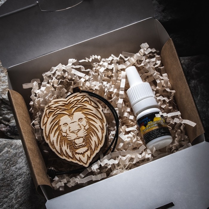 Ароматизатор подвесной из натурального дерева, набор: подвеска Лев (дерево, войлок), парфюмированная пропитка Ваниль, 5 мл Ароматизатор подвесной из натурального дерева, набор: подвеска Лев (дерево, войлок), парфюмированная пропитка Ваниль, 5 мл