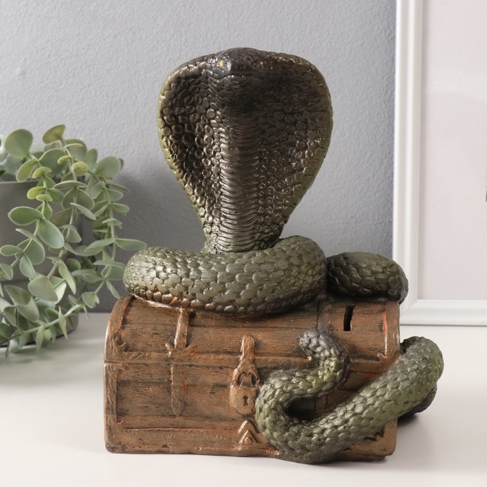 Копилка  Копилка "КОБРА НА СУНДУКЕ"    20 х 17 х 12 см.