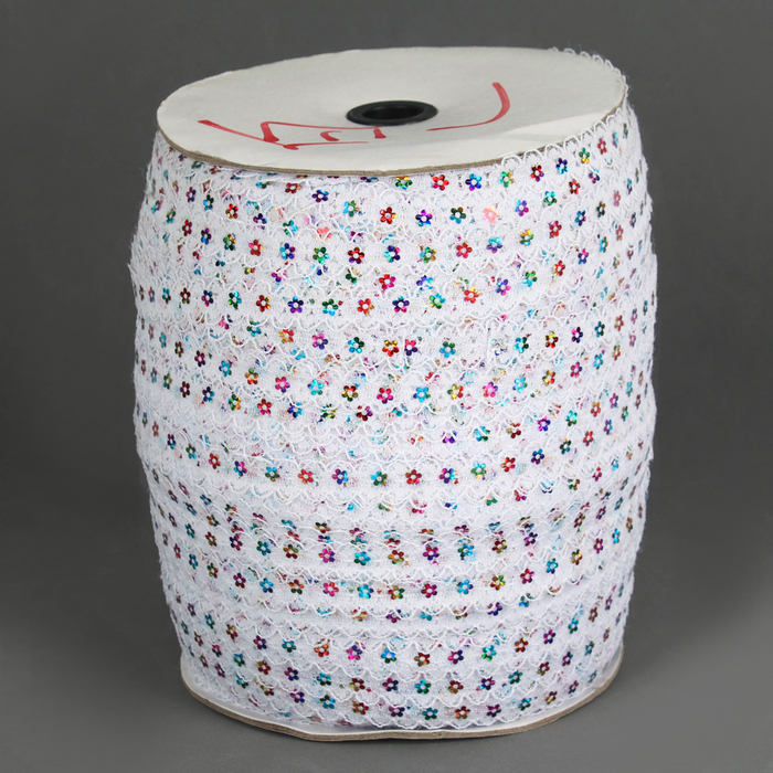 Тесьма гипюровая белая с пайетками 1,5 см, в рулоне 548 м Тесьма гипюровая белая с пайетками 1,5 см, в рулоне 548 м