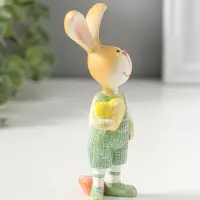 Сувенир полистоун "Зайчик в зеленый комбинезоне, с жёлтым сердцем" 13 см