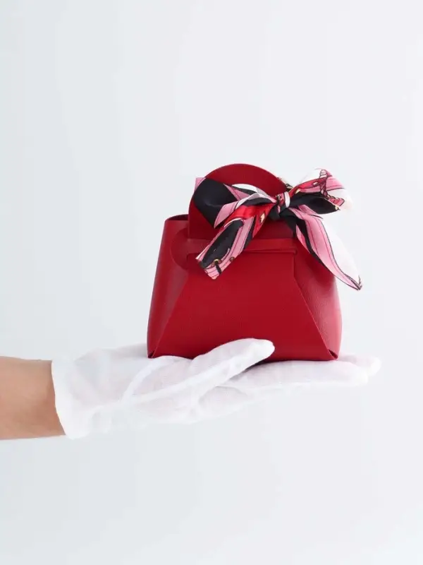 Кожанная подарочная сумочка 13 х12 х 5,5 см красная Кожанная подарочная сумочка 13 х12 х 5,5 см красная