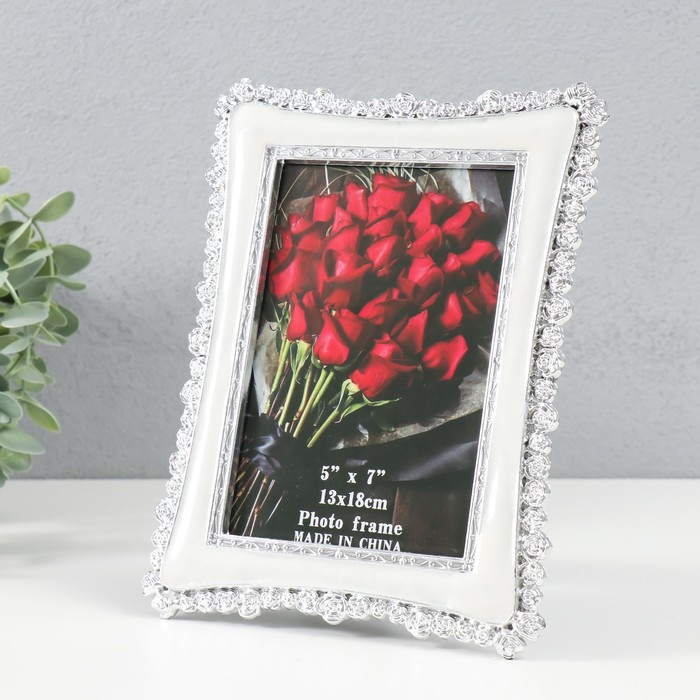 Фоторамка пластик под металл 13х18 см Фоторамка пластик под металл 13х18 см "Розы" серебро и перламутр 22х17,5х1 см