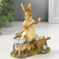 Сувенир полистоун "Зайка в жёлтом платье, красит пасхальные яички" 12,5 см