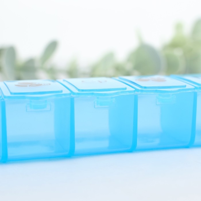 Таблетница на неделю с цепочкой, 7 секций, русские буквы, синяя, 15 х 3 х 2 см. Таблетница на неделю с цепочкой, 7 секций, русские буквы, синяя, 15 х 3 х 2 см.