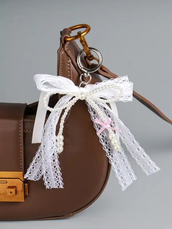 Брелок на карабине Брелок на карабине "Жемчужный бант с кружевной тесьмой" бусины d=0,4 и 0,8 см 16х9,5х1 см