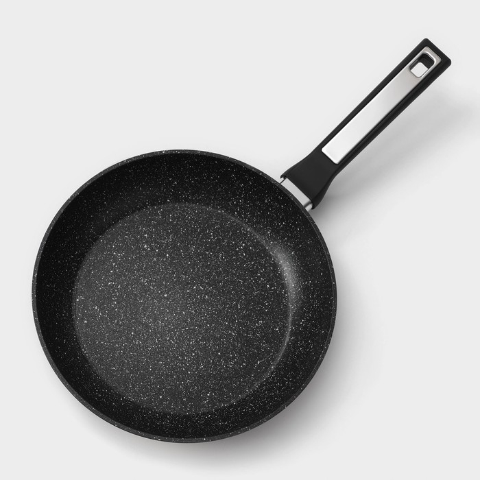 Сковорода Magistro Warrior, d=24 см, h=4,7 см, ручка soft-touch, антипригарное покрытие, индукция, цвет чёрный