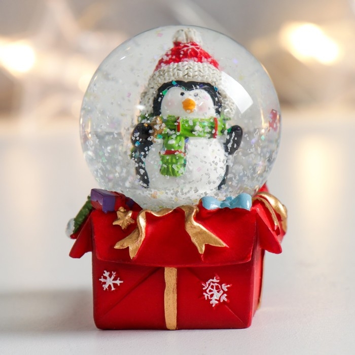 Сувенир полистоун водяной шар Сувенир полистоун водяной шар "Пингвинчик на подарке" 4,5х4,5х6,5 см