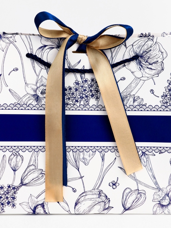 Пакет подарочный ламинированный "Мрамор",цветы ,с бантиком, 25 х 20 х 12 см