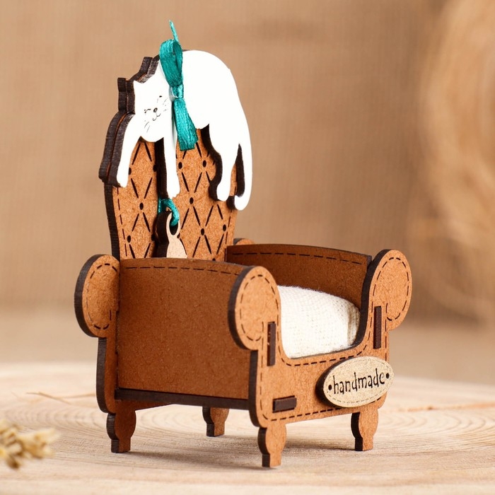 Игольница сувенир Игольница сувенир "Кот в кресле", МДФ, Дуб, 8,5х5х8,5 см