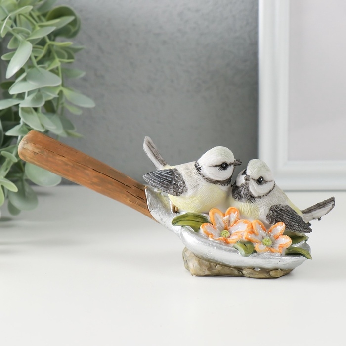 Сувенир полистоун Сувенир полистоун "Синички на лопате, с цветами" 17х5,5х7 см