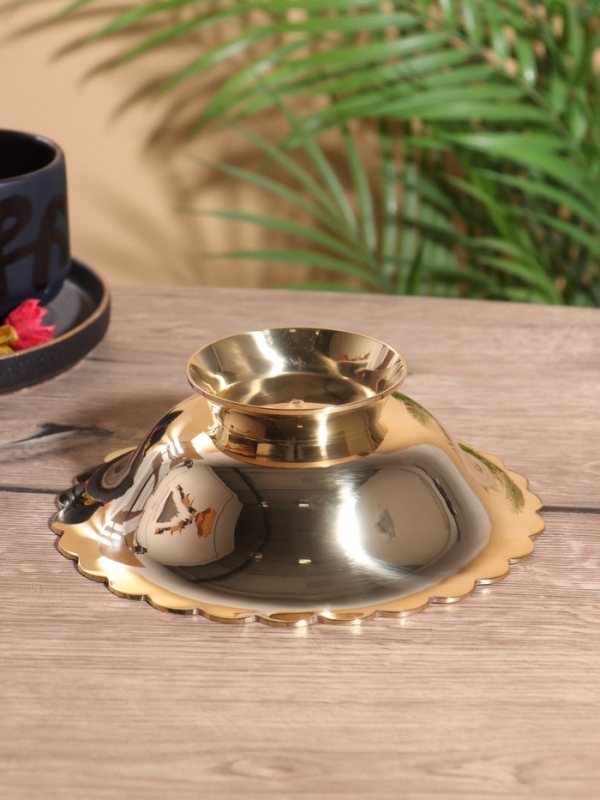 Блюдо сервировочное на ножке Блюдо сервировочное на ножке "Цветущая поляна" латунь 18х18х6,5 см