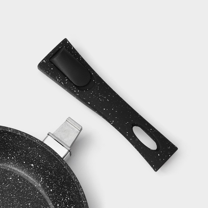 Сковорода кованая Magistro Dark, d=20 см, съёмная ручка soft-touch, антипригарное покрытие, индукция, цвет чёрный Сковорода кованая Magistro Dark, d=20 см, съёмная ручка soft-touch, антипригарное покрытие, индукция, цвет чёрный