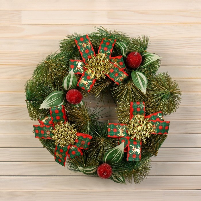 Венок новогодний d-30 см  Венок новогодний d-30 см "Яркая сказка" бантики снежинки