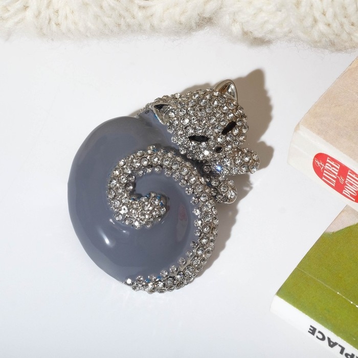 Брошь «Котёнок» клубочек, цвет бело-серый в серебре Брошь «Котёнок» клубочек, цвет бело-серый в серебре