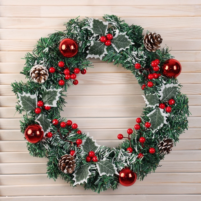 Венок новогодний d-40 см  Венок новогодний d-40 см "Лесной фестиваль" ягоды листья шары шишки