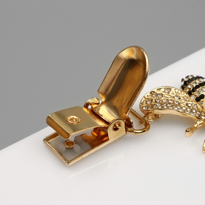 Зажим для кардигана «Шмель», цвет чёрно-белый в золоте Зажим для кардигана «Шмель», цвет чёрно-белый в золоте