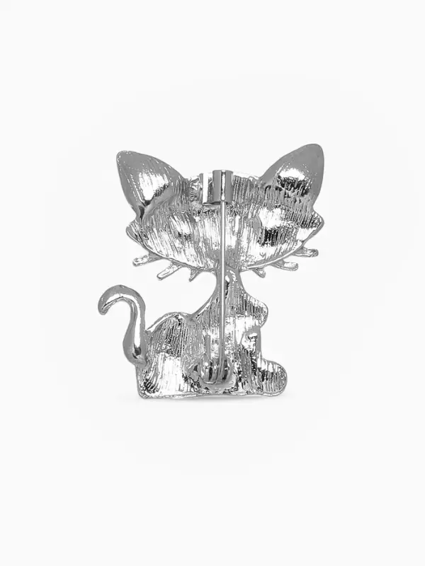Брошь &laquo;Кошечка&raquo;, хитрая, бело-голубая в серебре