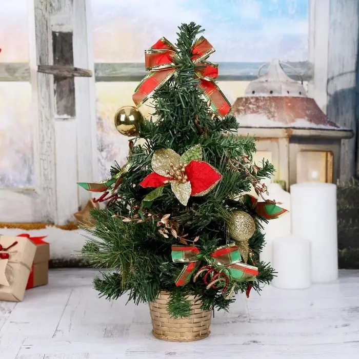 Искусственная ёлка настольная &laquo;Зимнее волшебство. Новогодние листочки&raquo;, 40 см, ветки ПВХ отгибаются