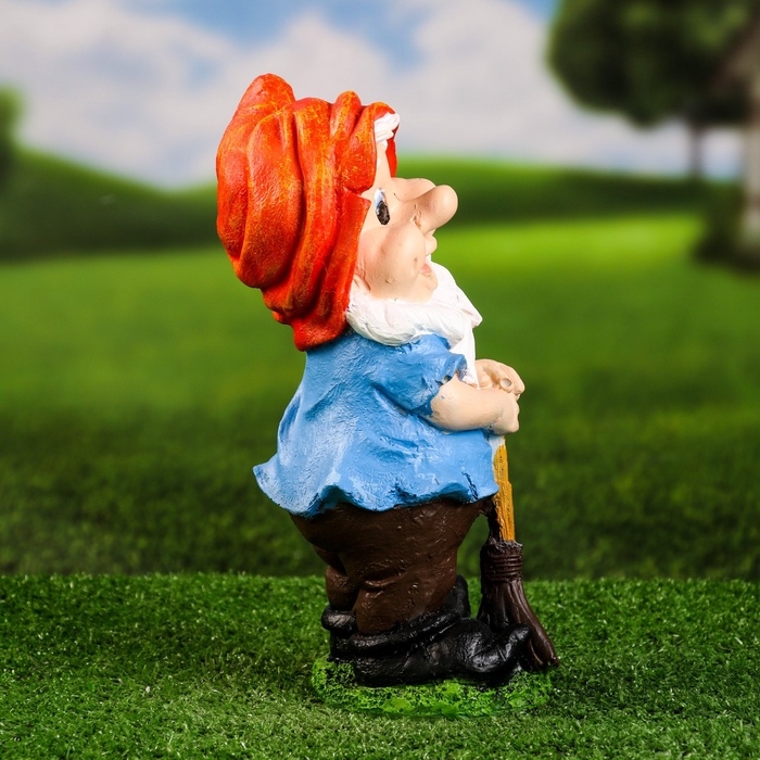 Садовая фигура из полистоуна &laquo;Гном с метлой&raquo;, 30&times;14&times;14 см