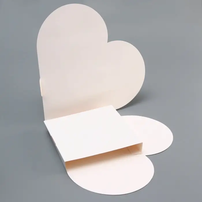 Подарочная коробка - сердце, с вкладышем внутри для конфет, открыток и сувениров, белая, 18&times;18&times;3 см