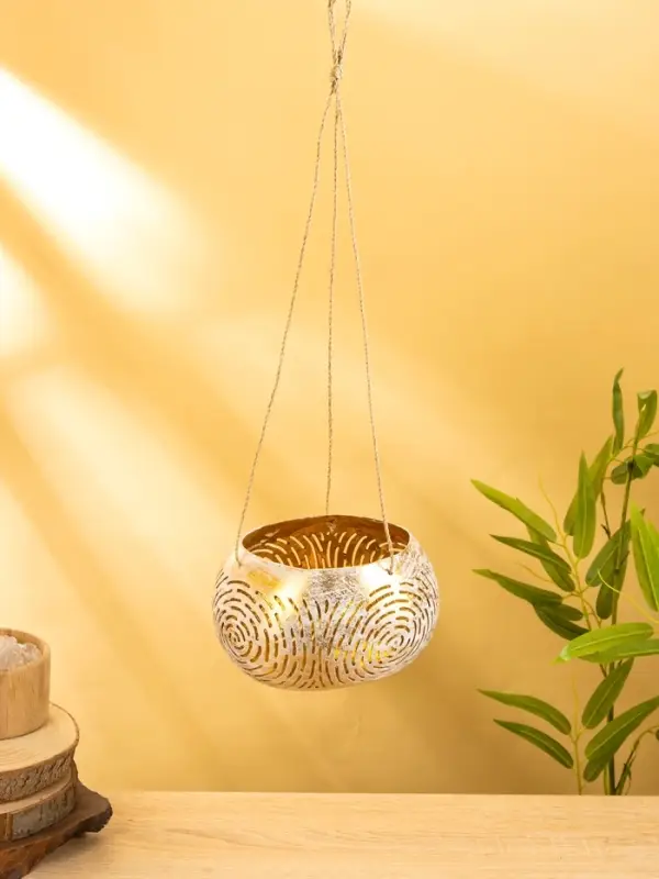 Подсвечник подвесной из кокоса, 13-16 см, бело-золотой Подсвечник подвесной из кокоса, 13-16 см, бело-золотой