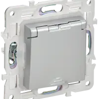 SKANDY Розетка 1-местная с заземлением с защитными шторками и крышкой 16А IP44 SK-R11S серебряный IEK