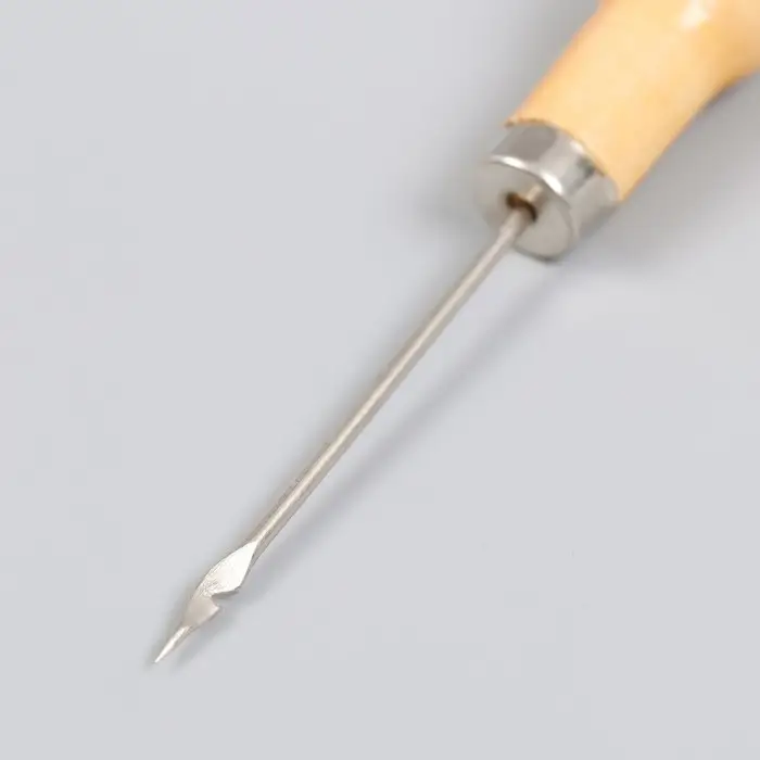 Шило с боковым отверстием дерево, металл, длина иглы 6 см толщина 0,2 см 2х2х13 см Шило с боковым отверстием дерево, металл, длина иглы 6 см толщина 0,2 см 2х2х13 см