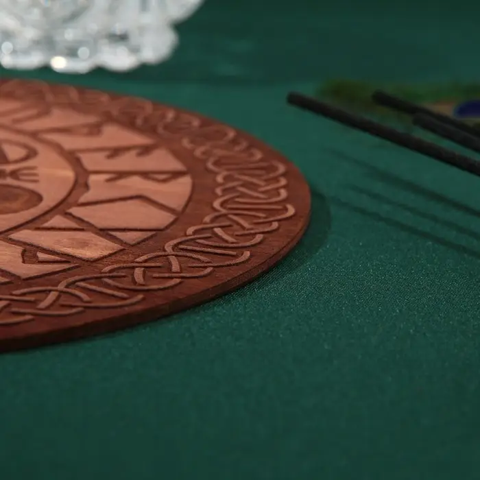 Алтарь для ритуалов &laquo;Руны старшего Футарка&raquo;, деревянный, D=24 см