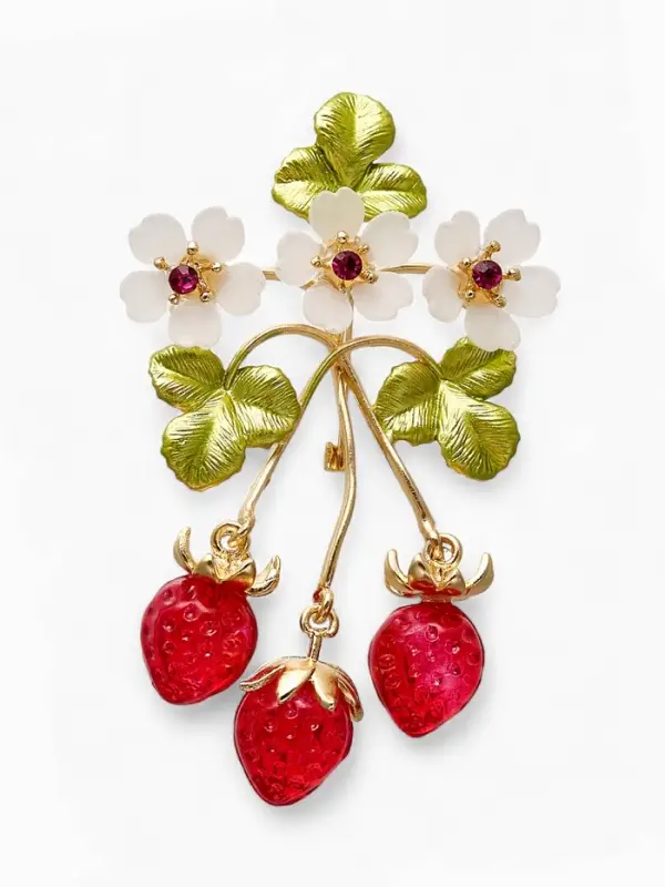 Брошь  Брошь "Земляника" с цветочками, цветная в золоте