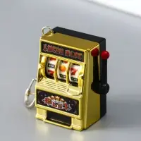 Брелок пластик "Игровой автомат - казино" золото 2,7х3,4х5 см