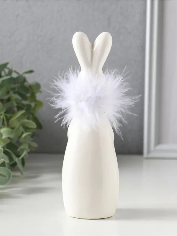Сувенир керамика "Белый зайка с ожерельем из пуха" 5х4,5х17 см