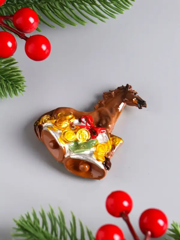 Магнит полистоун   Магнит полистоун  "Новогодний конь с подарками" МИКС 5,3х6,5 см