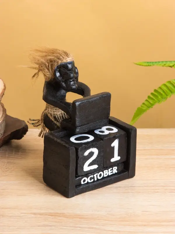 Вечный календарь &laquo;Абориген с компьютером&raquo;, 15&times;11&times;10 см, дерево