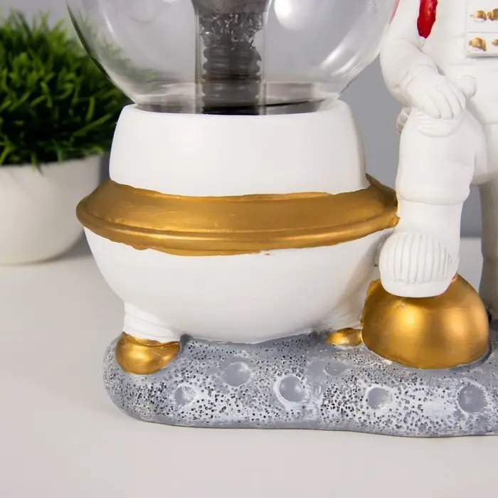 Плазменный шар "Космонавт" белый 14х10х19 см RISALUX Плазменный шар "Космонавт" белый 14х10х19 см RISALUX