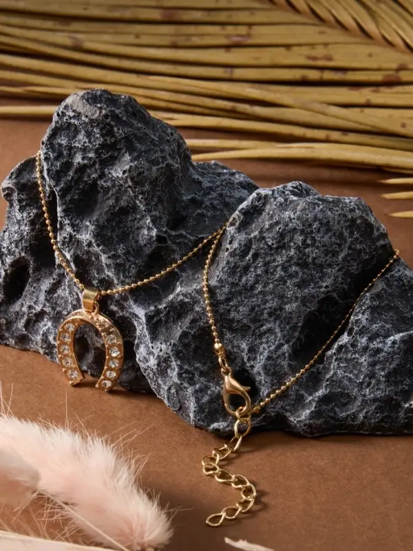 Кулон на цепочке &laquo;Подкова&raquo;, белый в золоте, 45 см