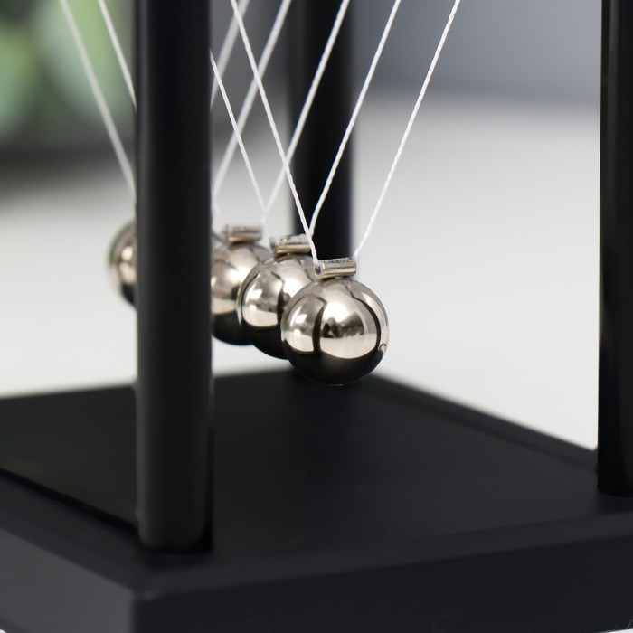 Маятник пластик Маятник пластик "Шары Ньютона" чёрный с жёлтым 9,5х7,5х9 см