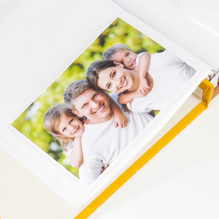 Фотоальбом на 100 фото 10х15 см Фотоальбом на 100 фото 10х15 см "Чёрные графичные цветы на жёлтом" в коробке 23х4х22 см