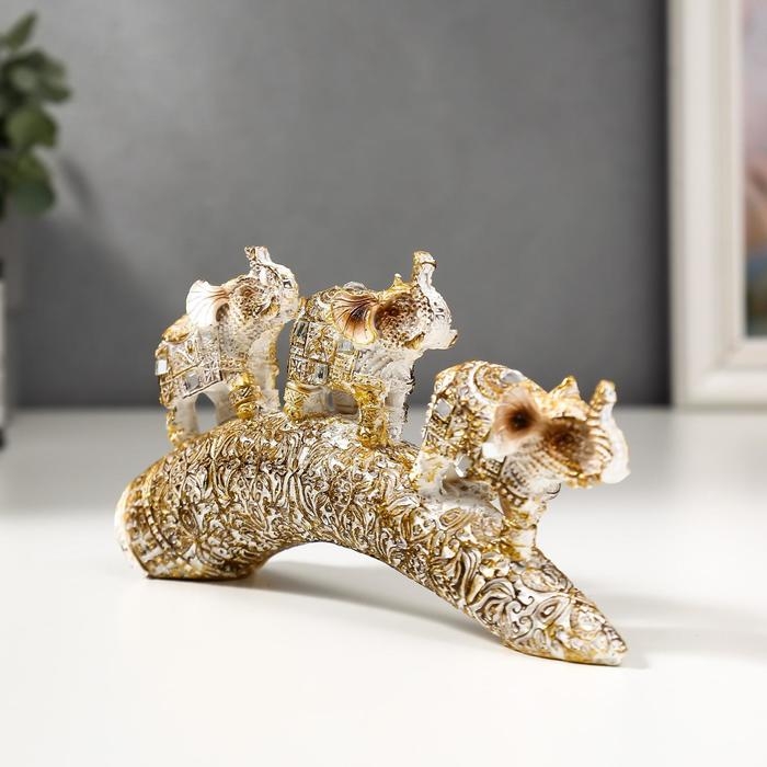 Сувенир полистоун Сувенир полистоун "Белые слоны с попоной из арабского ковра на роге" 9х14х4 см