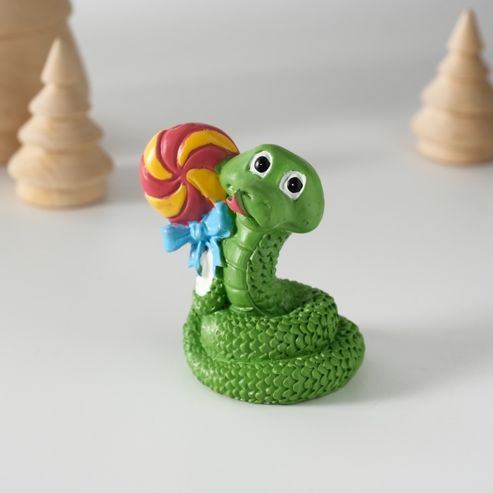 Сувенир полистоун Сувенир полистоун "Змей с леденцом" 4,2х5,8 см