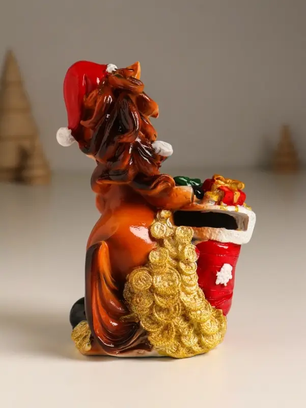 Копилка полистоун Копилка полистоун "Коняшка с носком с подарками, в колпаке" 9х5,8х12,5 см