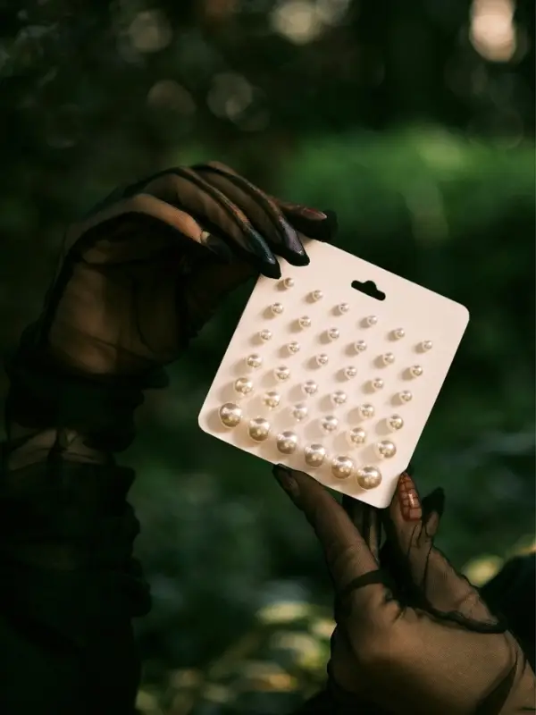 Серьги пусеты 18 пар &laquo;Рэйчел&raquo;, бусина d=5-12 мм, молочно-белые