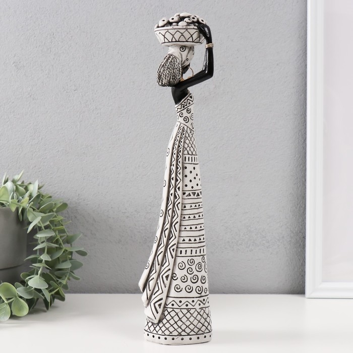 Сувенир полистоун  Сувенир полистоун "Африканка с фруктами на голове" белый с чёрным 8х6х33 см